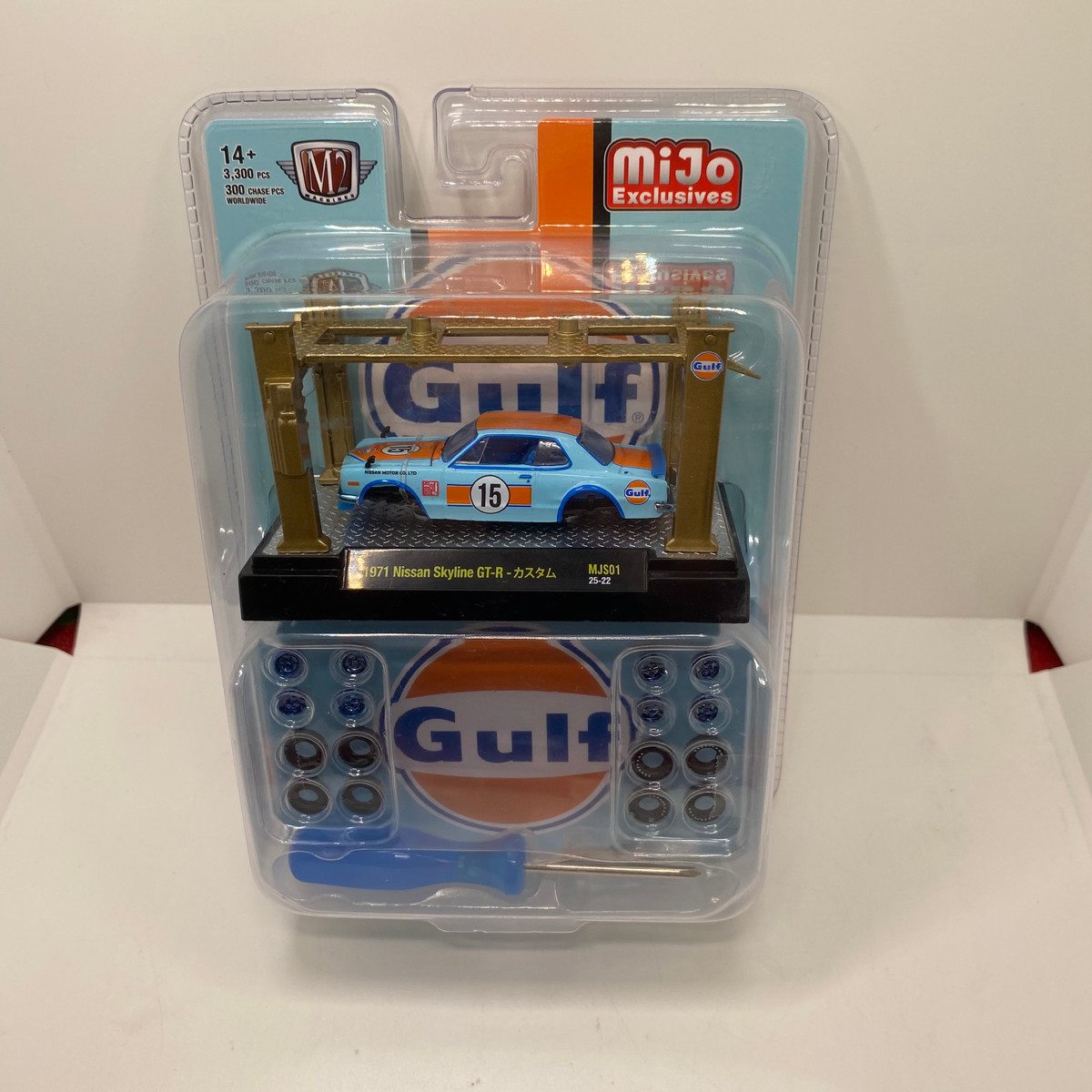 M2 Machines Chase 1:64 Model-Kit 1971 Nissan Skyline 2000 GT-R GULF With 4 Post Lift and 2 Extra Set of Wheels – Blue – Mijo Exclusives 300 Produced 