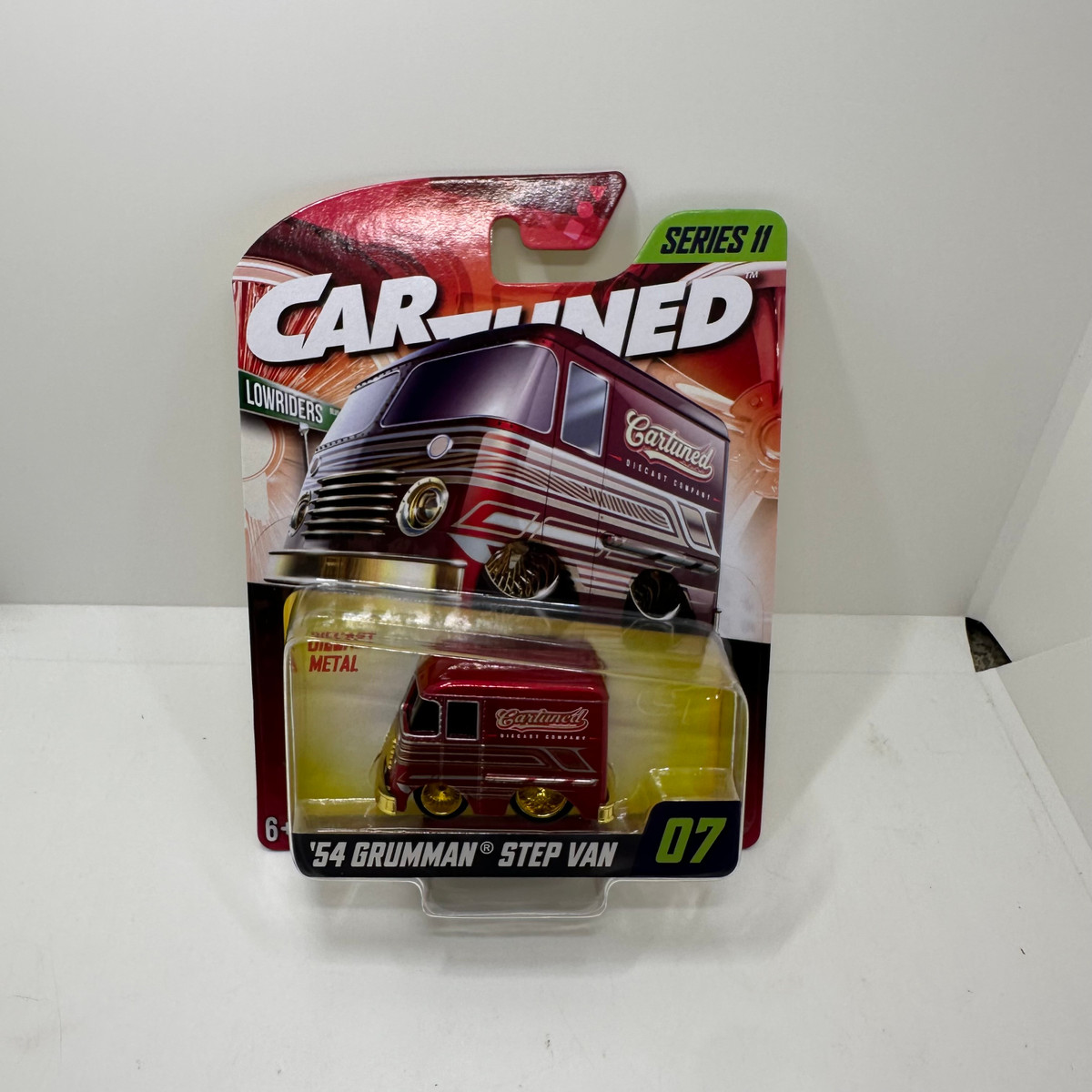 Car Tuned 1:64 Mainline Lowriders 54 Grumman Step Van Series 11 