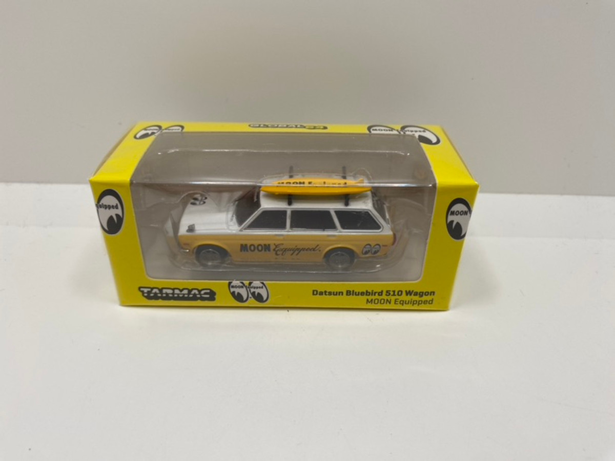 Tarmac Works 1/64 Datsun Bluebird 510 Wagon with Surfboard Moon Equipped Global64