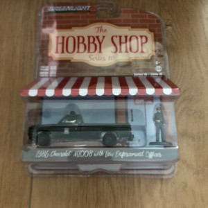 Greenlight The Hobby Shop 1986 Chevrolet M1008 With Law Enforcement Officer 