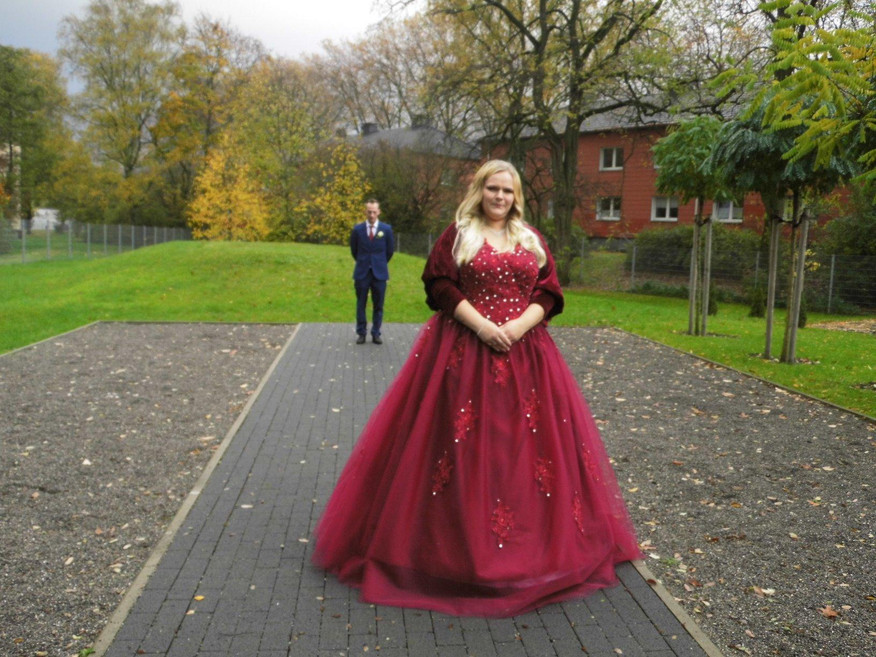 Warum ich mein burgunderrotes Brautkleid geliebt habe – und warum du es auch tun solltest