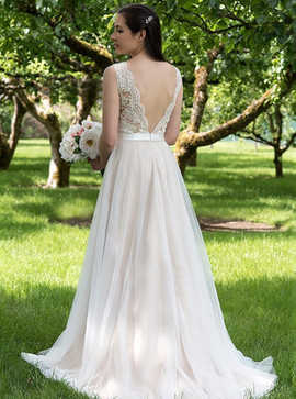 Sexy Cheap A-Line Round Neck Sweep Train Tulle Beach Wedding Dress with Appliques