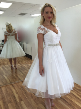  Shop New Arrival 2020 Appliques V-neck Cap Sleeve Tea Length A-Line White Tulle Lace Wedding Dress