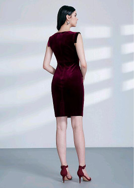 In Stock Burgundy Fleece V-neck Short Sheath/Column Cocktail Dress
