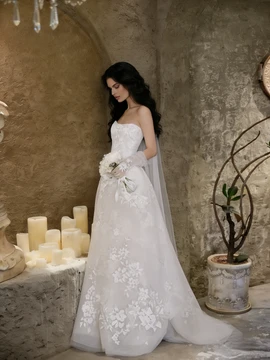 Straplss A Line Tulle Appliques Wedding Dress