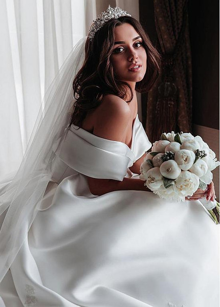 Satin Off-the-shoulder A-line Wedding Dresses With Lace Appliques 