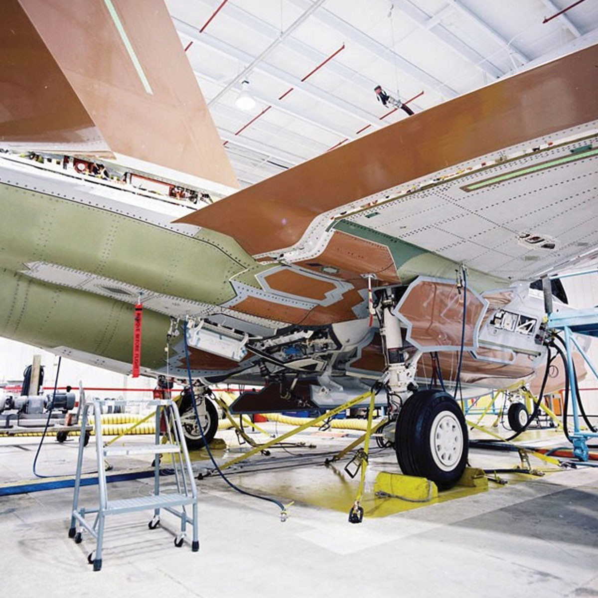 CHECKERS® 20" Single Aviation Wheel Chock for Over-Sized Aircraft w/ Locking Rope