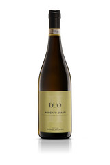 DUO | MOSCATO D'ASTI DOCG - Fresh and delicate on the nose, with complex and intense aromatic notes. The taste is sweet, pleasantly tart with a very persistent aroma, full-bodied, round and velvety.