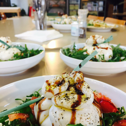 Burrata salade (met kerstomaten, veldsla, bramenbalsamico en kruidige crunchy pitten)