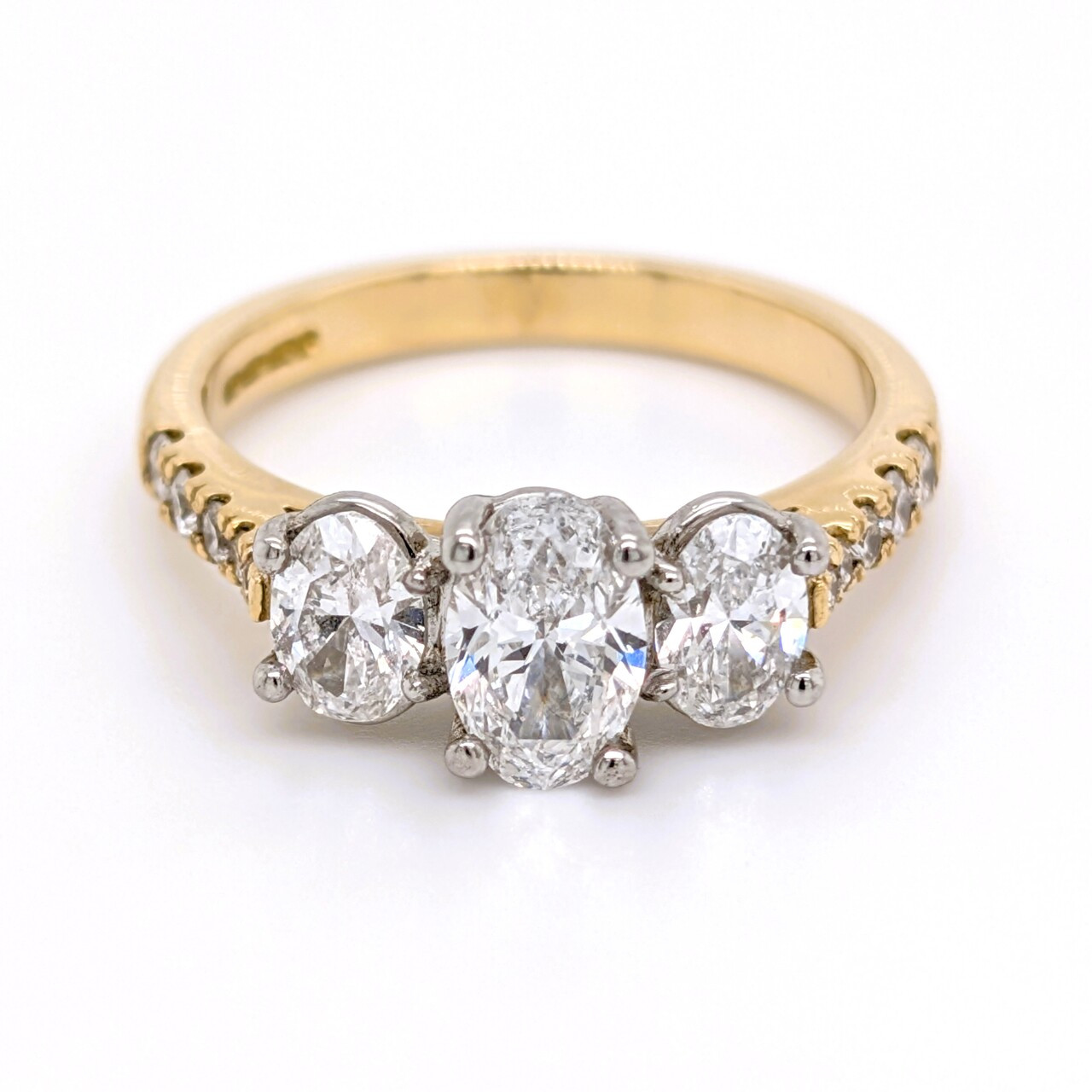 18ct Yellow Gold Graduated Oval Diamond Stone Ring