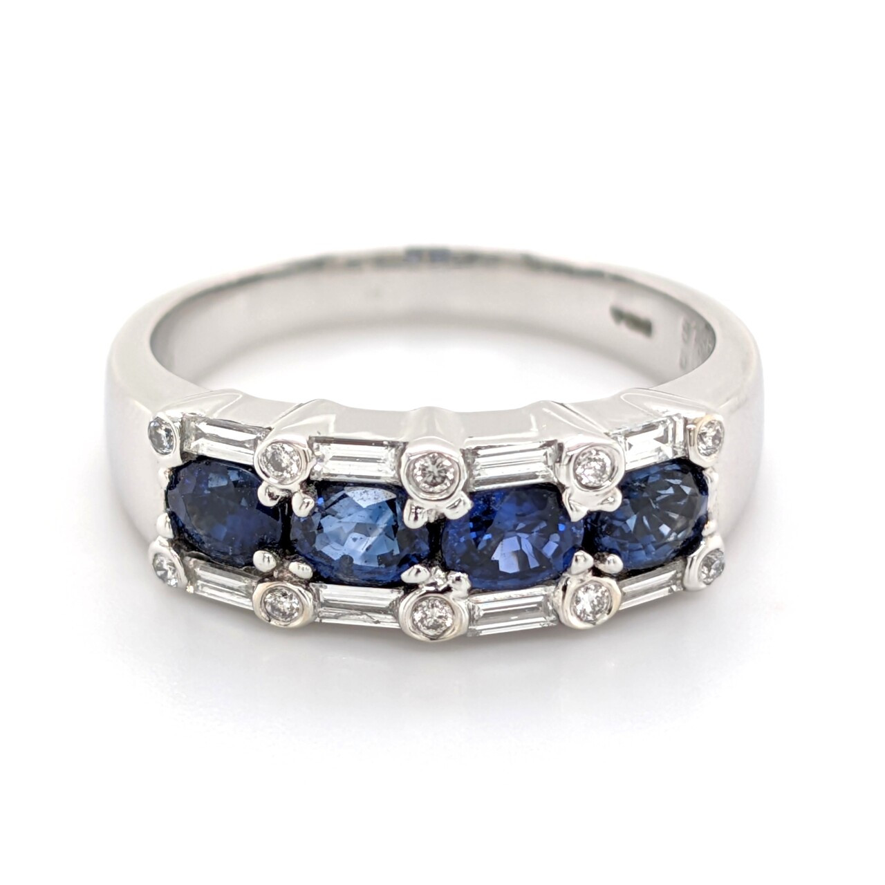 18ct White Gold Sapphire Diamond Stone Ring
