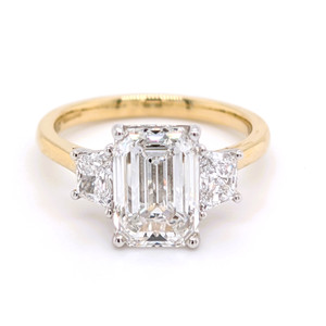 18ct Yellow Gold 3.58ct Lab Grown Emerald & Trapezoid Diamond Ring murray co jewellers belfast