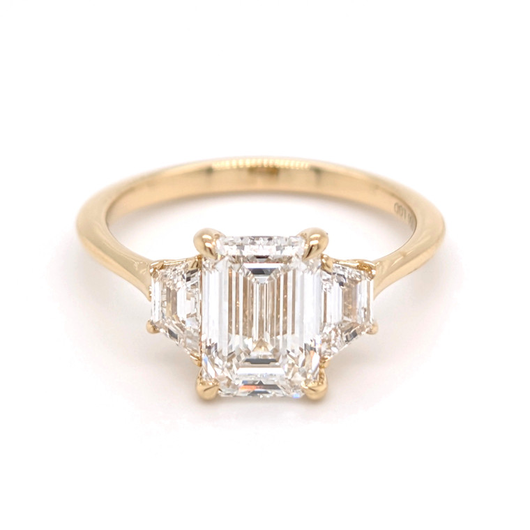 18ct Yellow Gold 2.61ct Lab Grown Emerald & Trapezoid Diamond 3 Stone Ring murray co jewellers belfast