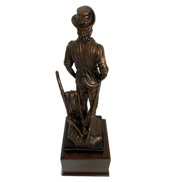 A stunning 20-inch tall "CONCORD" National Guard Minuteman Military Statue with exquisite details, mounted on a 6"W x 6"L x 5"H Laminated Cherry Base. Absolutely awesome.