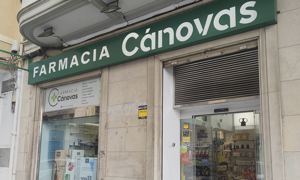 Interior de Farmacia Carmen Ortiz en Benacazón (Sevilla)