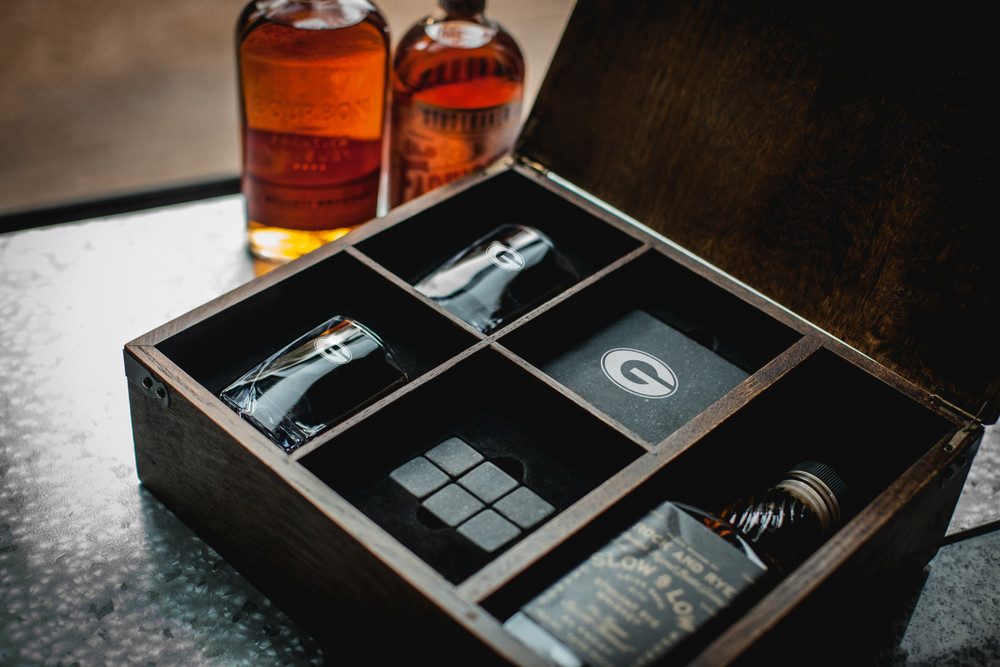 Georgia Bulldogs Whiskey Box Gift Set | Picnic Time | 605-10-509-183-0