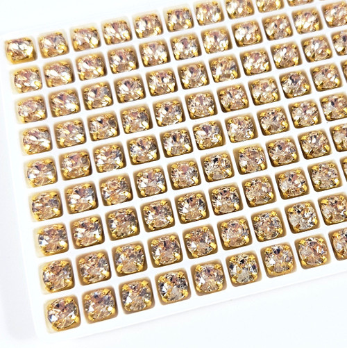 6mm chaton crystal in gold claw setting. Crystal Golden Lt 6mm chaton crystal in gold claw setting. Crystal Golden Lt