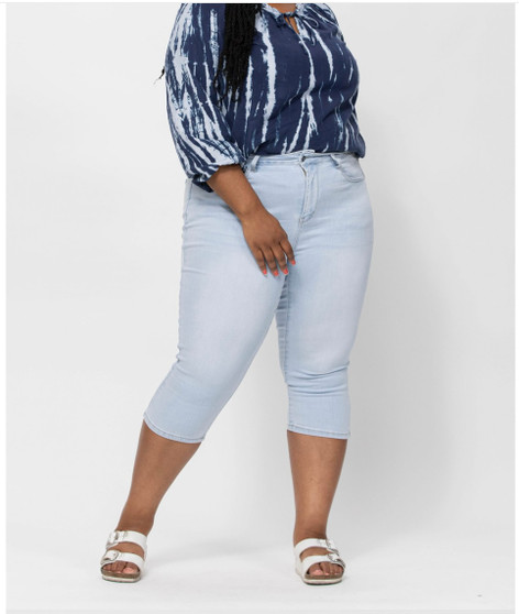 JUDY BLUE PLUS SIZE MID RISE LIGHT DENIM CAPRI