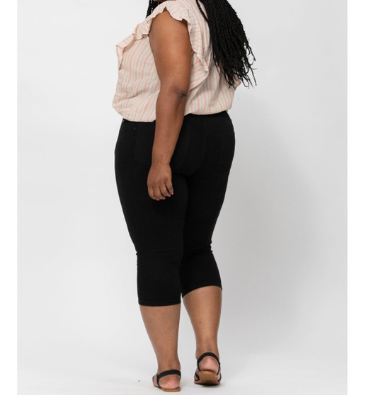 JUDY BLUE PLUS SIZE MID-RISE BLACK SKINNY CAPRI JEANS
