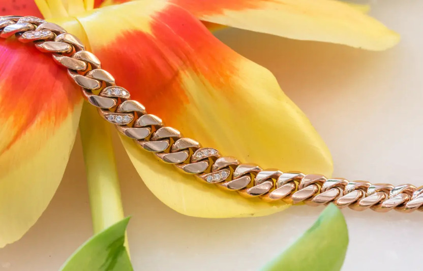 Curb Link vs Cuban Link Chain: Key Differences and Style Comparisons Curb Link vs Cuban Link Chain: Key Differences and Style Comparisons