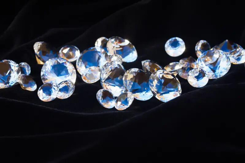 White Sapphire vs Moissanite: How to Choose the Best Gem White Sapphire vs Moissanite: How to Choose the Best Gem