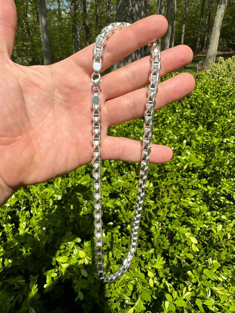 Chain in sterling silver.