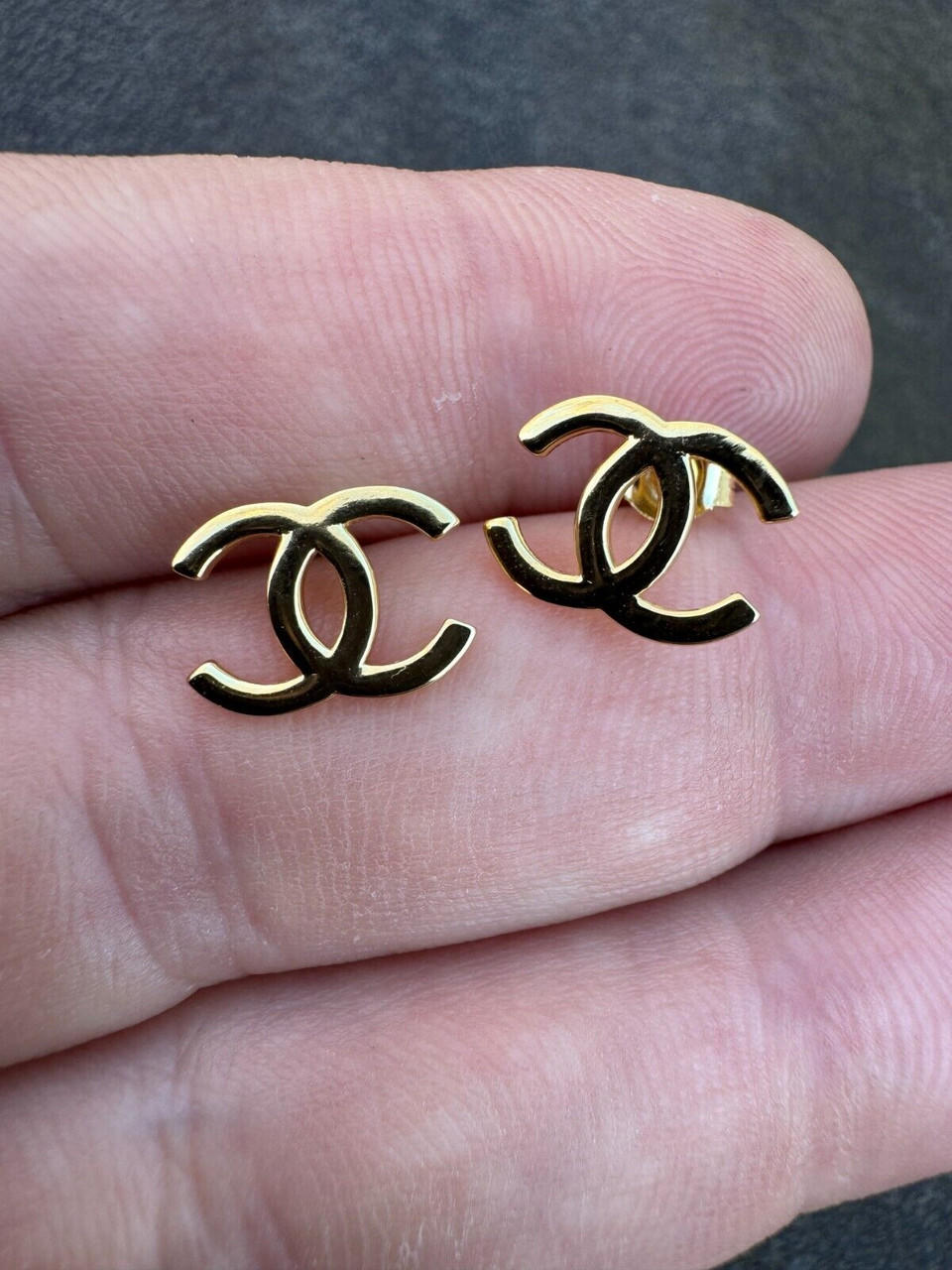 Buy 22P CHANEL CC Heart Earrings Light Gold | Luxurious REDELUXE Sale