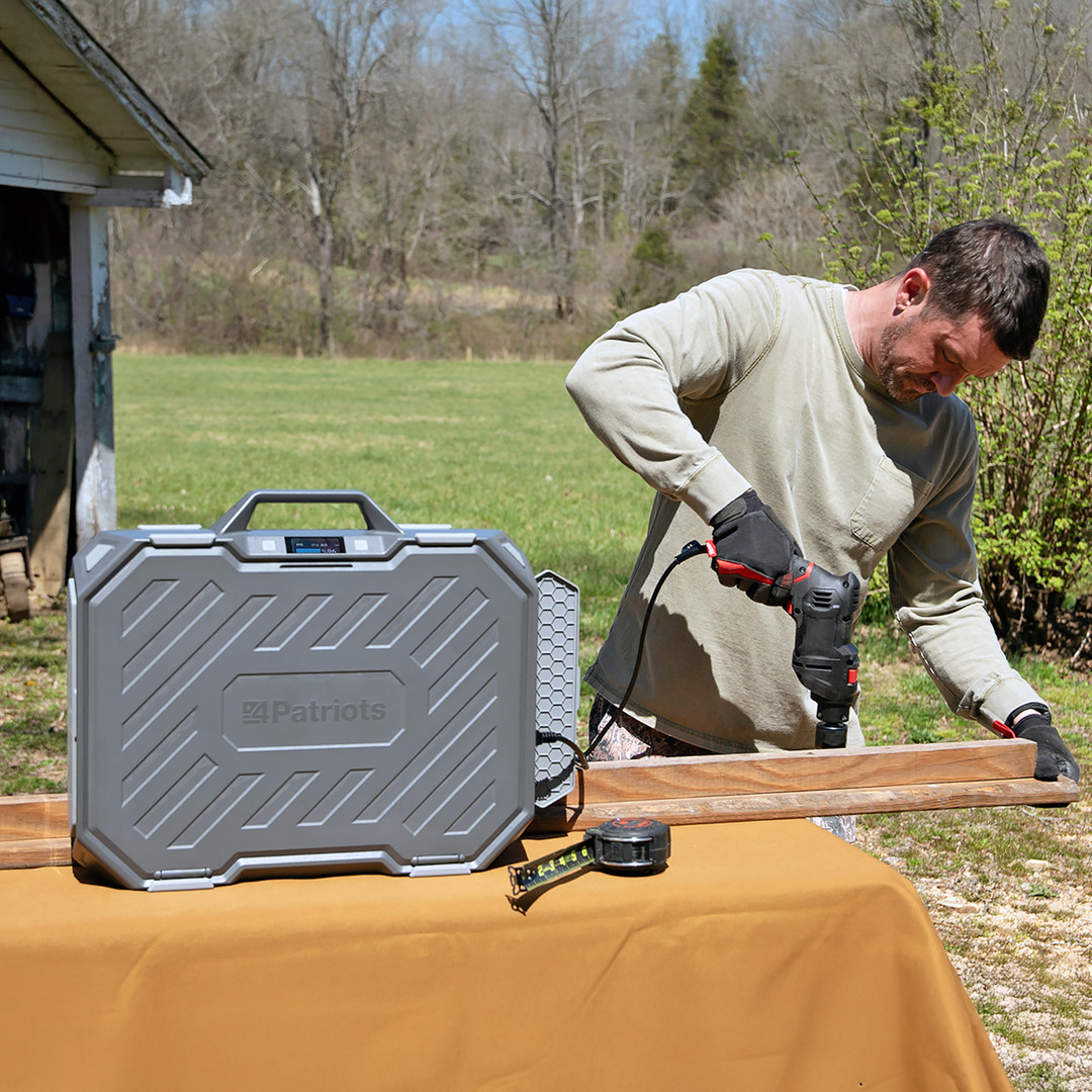 Patriot Power Solar Generator AlphaCase Elite & Solar Panel
