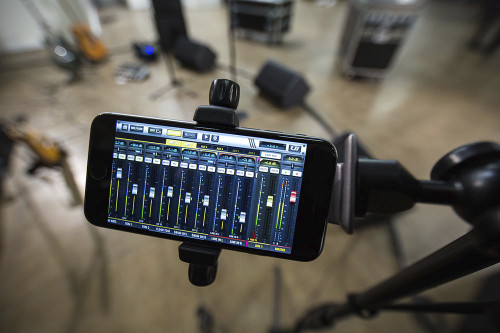 Soundcraft Ui24R 24-Channel Digital Mixer/USB Multi-Track Recorder with Wireless Control