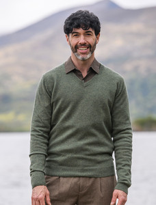 Mens Lambswool V-Neck Sweater - Pesto