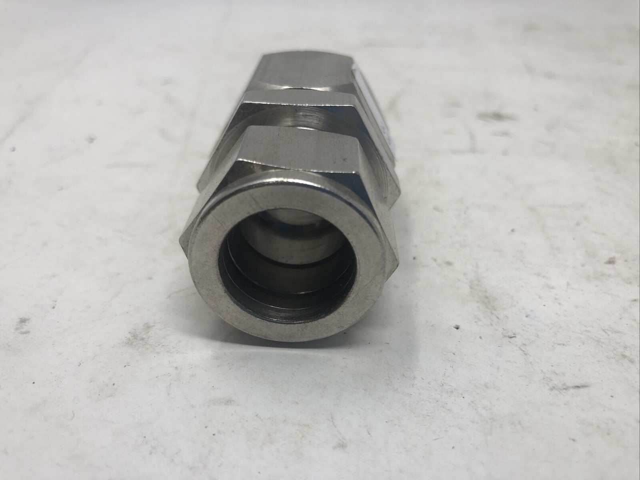 SWAGELOK COUPLING 3/4" TO 3/4" COMPRESSION SS316 - PREOWNED