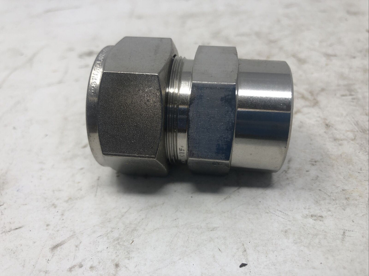 SWAGELOK COUPLING 3/4" TO 1" COMPRESSION SS316 - PREOWNED