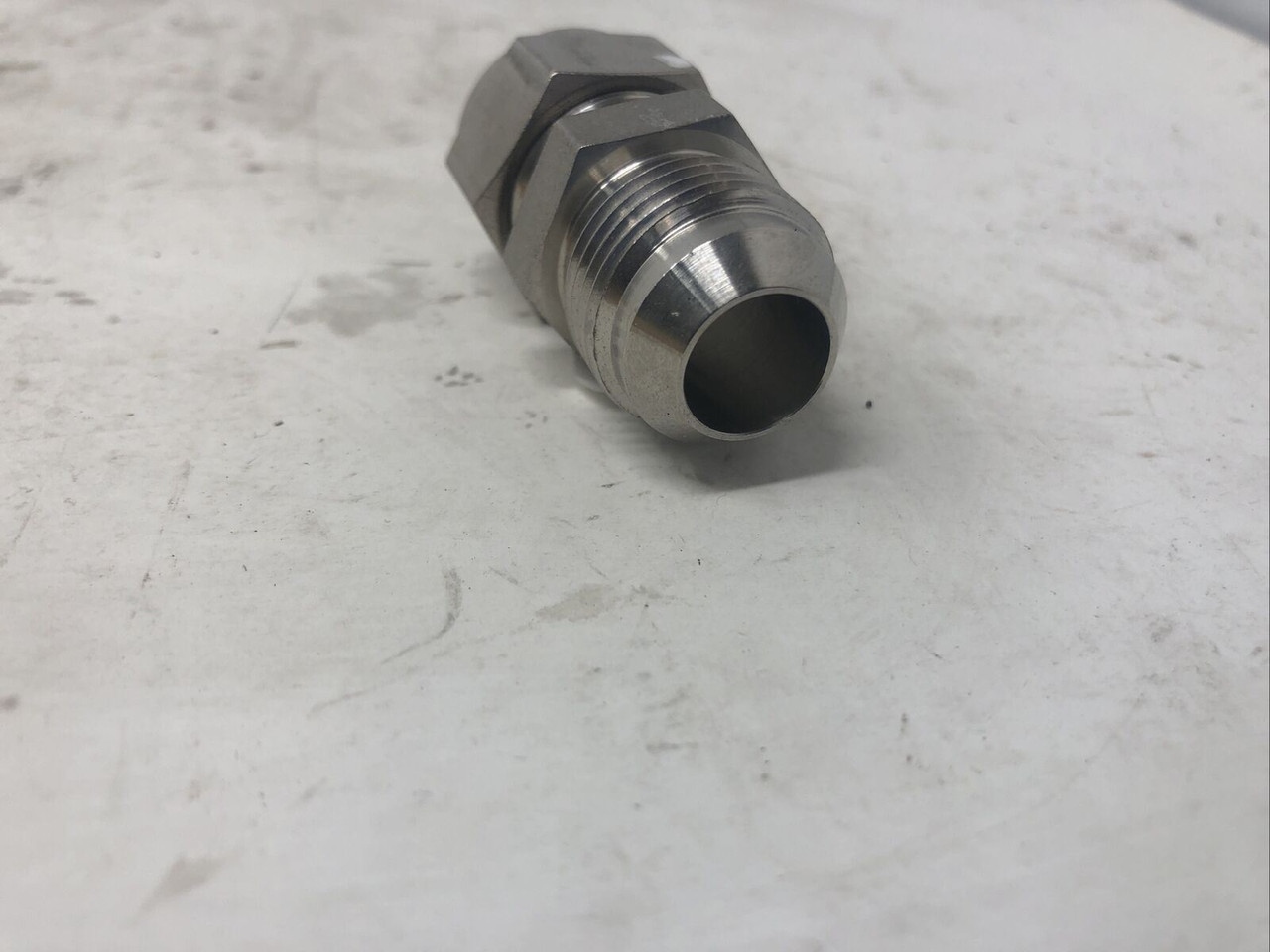SWAGELOK COUPLER 1/2" TO 1/2" SS316 - PREOWNED