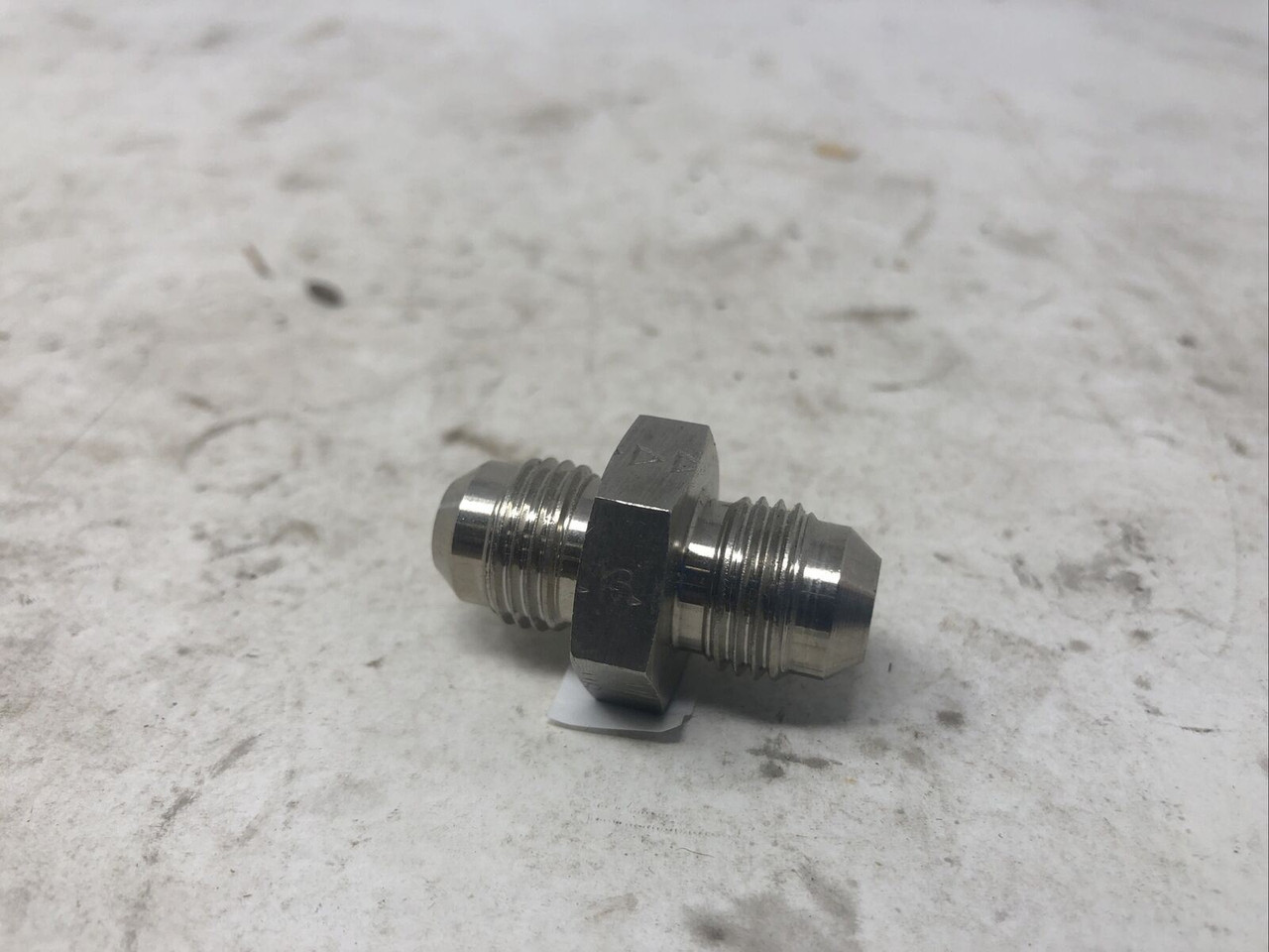 SWAGELOK COUPLER 1/4" TO 1/4" SS316 - PREOWNED