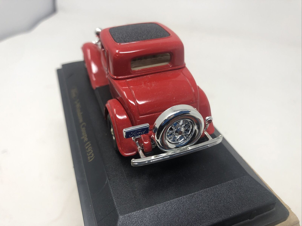 FAIRFIELD MINT 1932 FORD COUPE MODEL CAR 1/43 RED W/ PAPER - PREOWNED