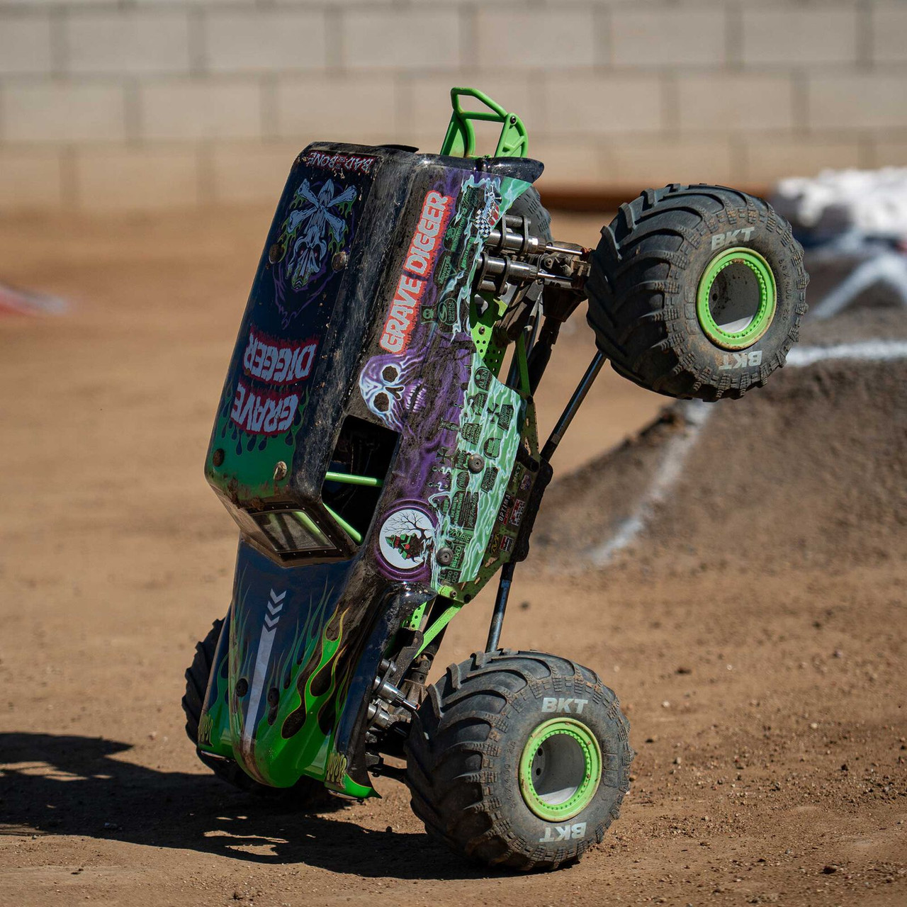 Losi 1/8 LMT 2.0 Grave Digger 4X4 Solid Axle Brushless Monster