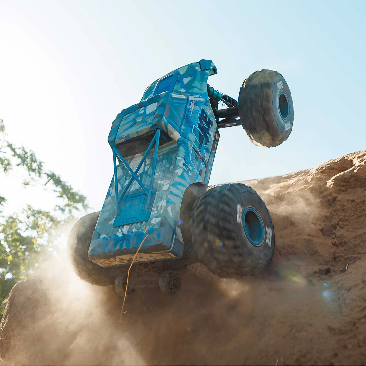 Arrma 1/8 QUAKE 4S DSC 4X4 RTR Brushless Monster Truck , White/Blue