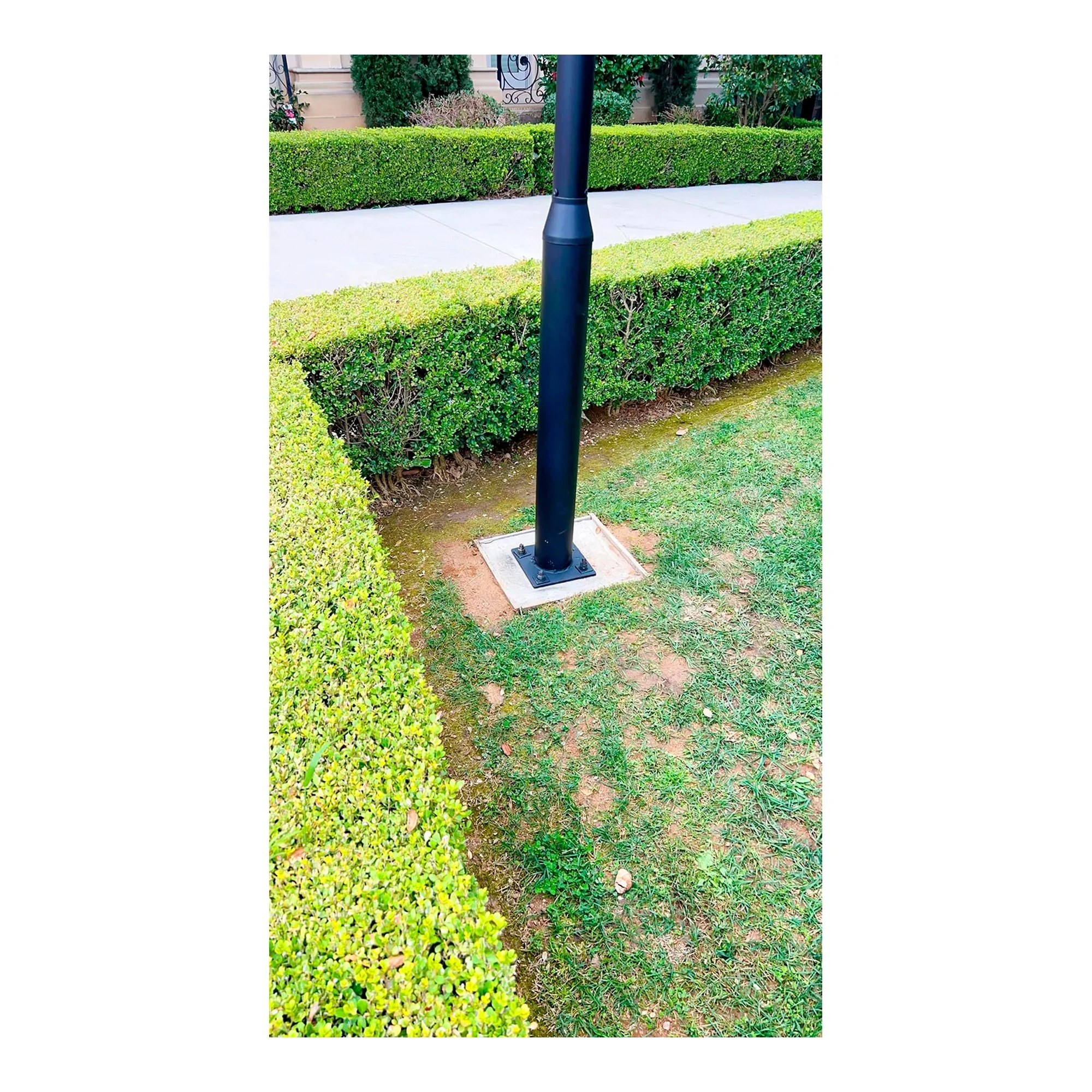 Black extendable outdoor universal light post