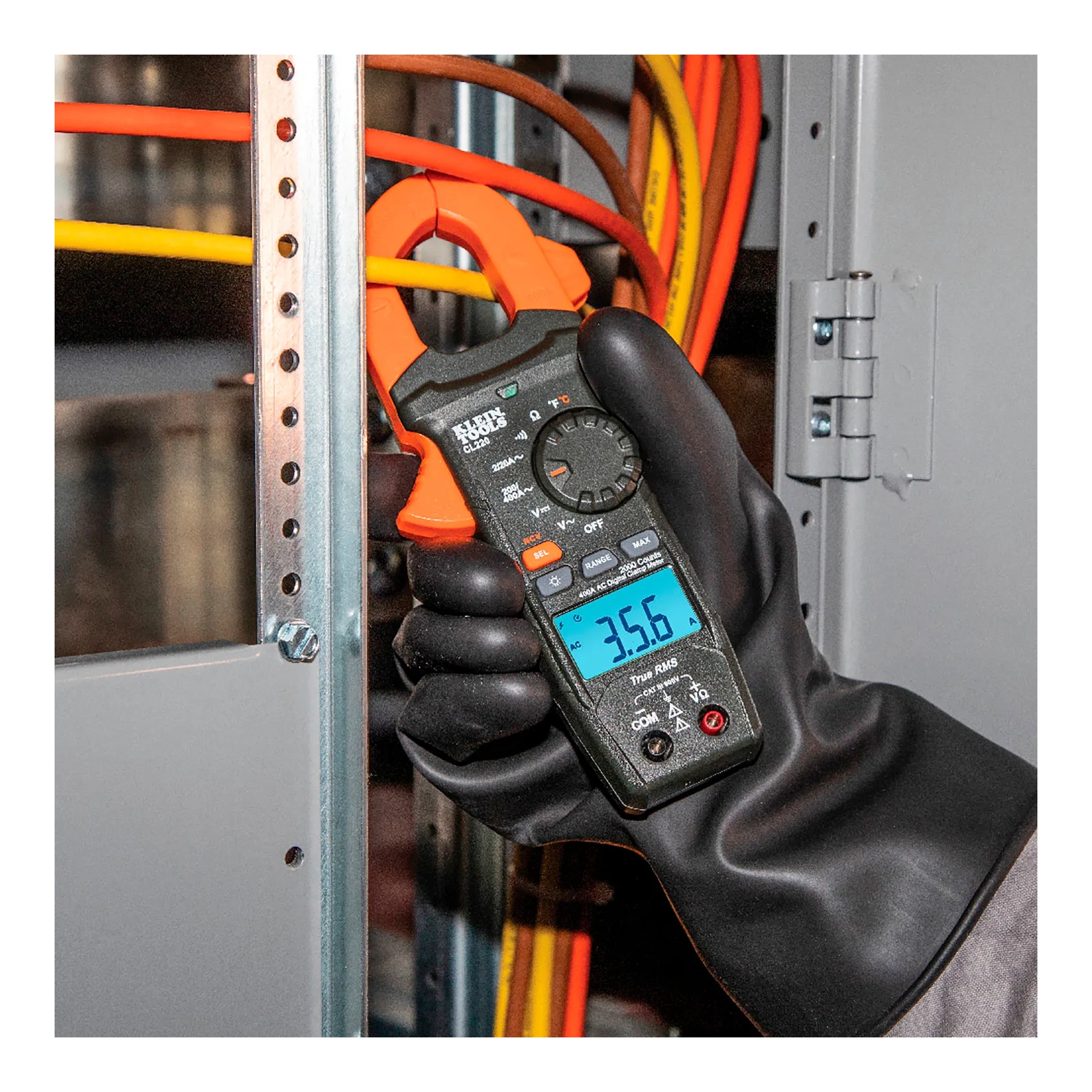 Digital clamp meter with clamp jaw and backlit display