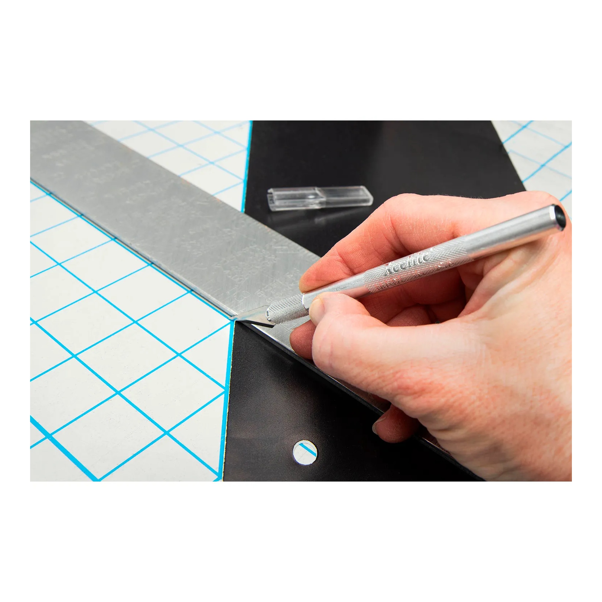 Light-duty precision hobby knife with fine point