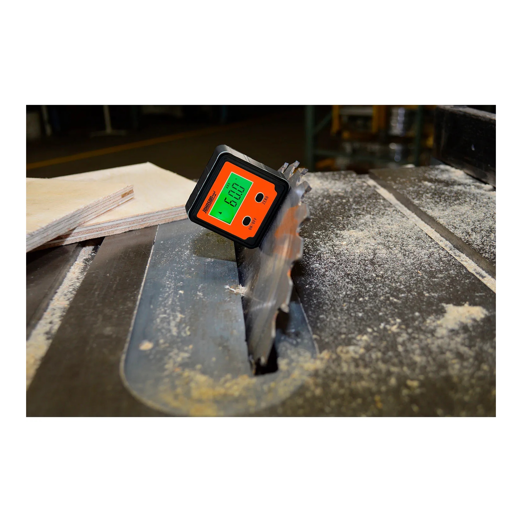 Magnetic digital angle locator with LCD display