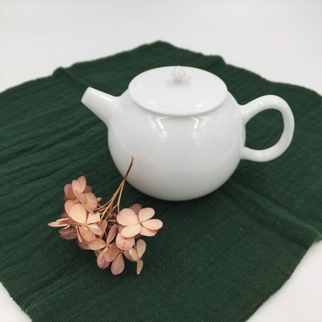 Round Porcelain Teapot | Flat Lid | H190648 - Yu Yo The Artists