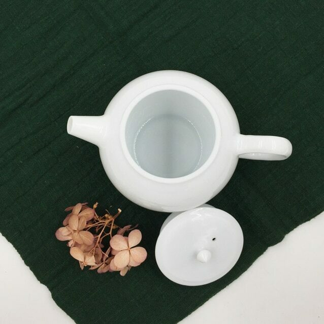 Round Porcelain Teapot | Flat Lid | H190648 - Yu Yo The Artists