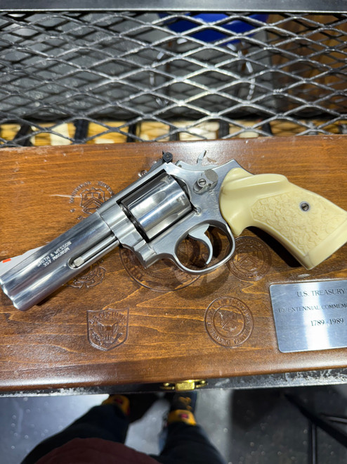 USED Smith & Wesson 686-3 357 Magnum Commemorative