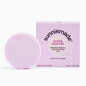 <p><span data-mce-fragment="1">This creamy, cushiony conditioner bar fortifies and plumps locks — no plastic needed. Rosehip oil closes up cracks in the hair shaft and improves elasticity to strengthen and seal strands. Complete with a sandalwood rose scent, panthenol, and cocoa butter, this conditioner bar leaves hair reinforced, rejuvenated, and easy to brush out. </span></p>
<p><span data-mce-fragment="1">??? One bar replaces up to three 8 oz. bottles of liquid shampoo </span></p>
<p><span data-mce-fragment="1">? Color-safe for dyed hair </span></p>
<p><span data-mce-fragment="1">? No SLS/SLES, parabens, phthalates, animal cruelty, or animal products </span></p>
<p><span data-mce-fragment="1">? Plastic-free with recyclable and compostable packaging </span></p>
<p><span data-mce-fragment="1">Weight: 1.2 ounces ● Dimensions: 2” diameter / .75” thick Pair with our Super Bloom Strengthening Shampoo Bar</span></p>