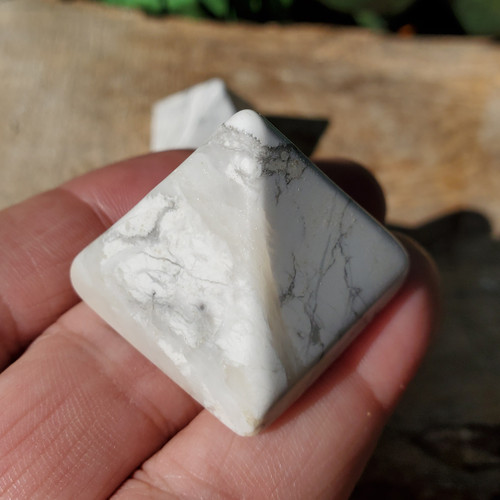 Howlite pyramids, 1 piece