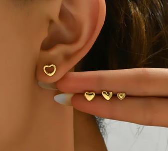 A ripper set of four pairs of heart-shaped earrings in different sizes. Crafted from 18K gold-plated stainless steel, these little beauties are perfect for stacking on multiple piercings.