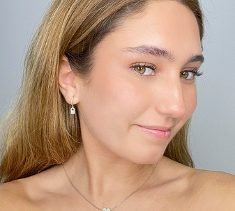 This little lock has a shiny 18K gold-plated finish, making it the perfect piece for a special and lovely look.