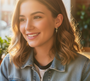 Model with triangle-shaped drop earrings, an elegant and modern pair of drop earrings with a distinctive triangular pendant, made from 18-karat gold-plated stainless steel.