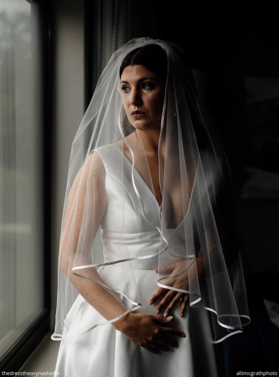 【C15261】VEIL 1.5 LESSON 01 Ivory Single Tier Glitter Tulle Chapel Veil with Glass Bead